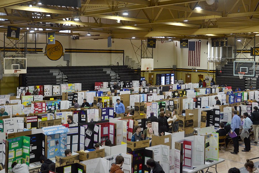 As Science Fair takes over the gym, participants prepare to present their projects to the judges (photo by Annie Simon).