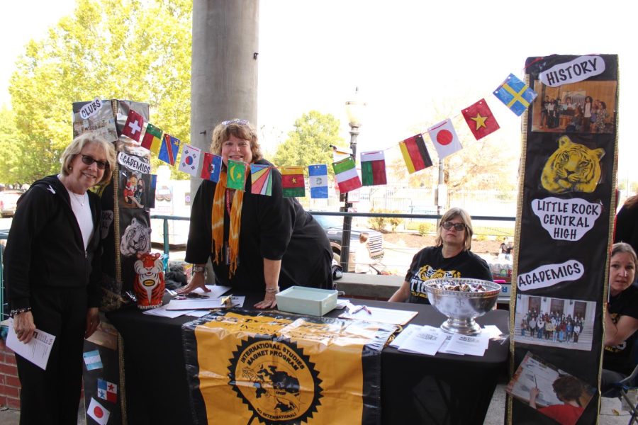 Principal+Nancy+Rousseau+visits+teachers+from+the+foreign+language+department+who+set+up+a+booth+for+the+International+Studies+program.+