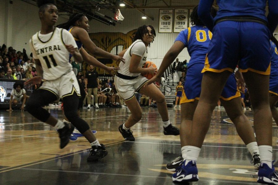 Sophomore Guard Ky Wilson weaves through four North Little Rock guards to score in the first half of the Varsity Girls’ game against North Little Rock on January 3rd, 2022. 