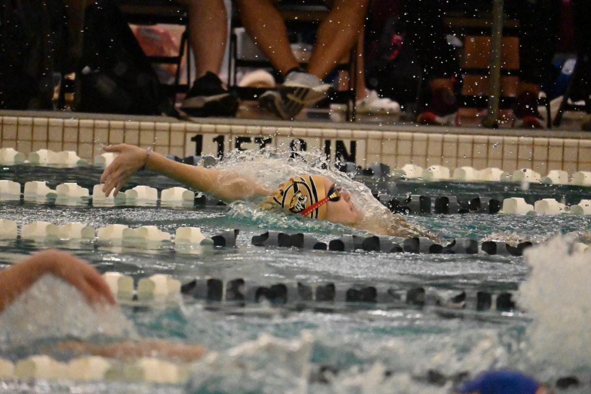 Sophomore Autumn Mills races in the mixed 100 meter backstroke. Photo by Meredith Lipsey 