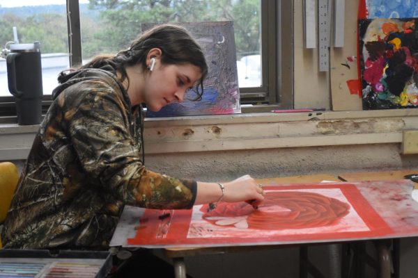 Senior Bryce Goodloe draws using chalk pastel.