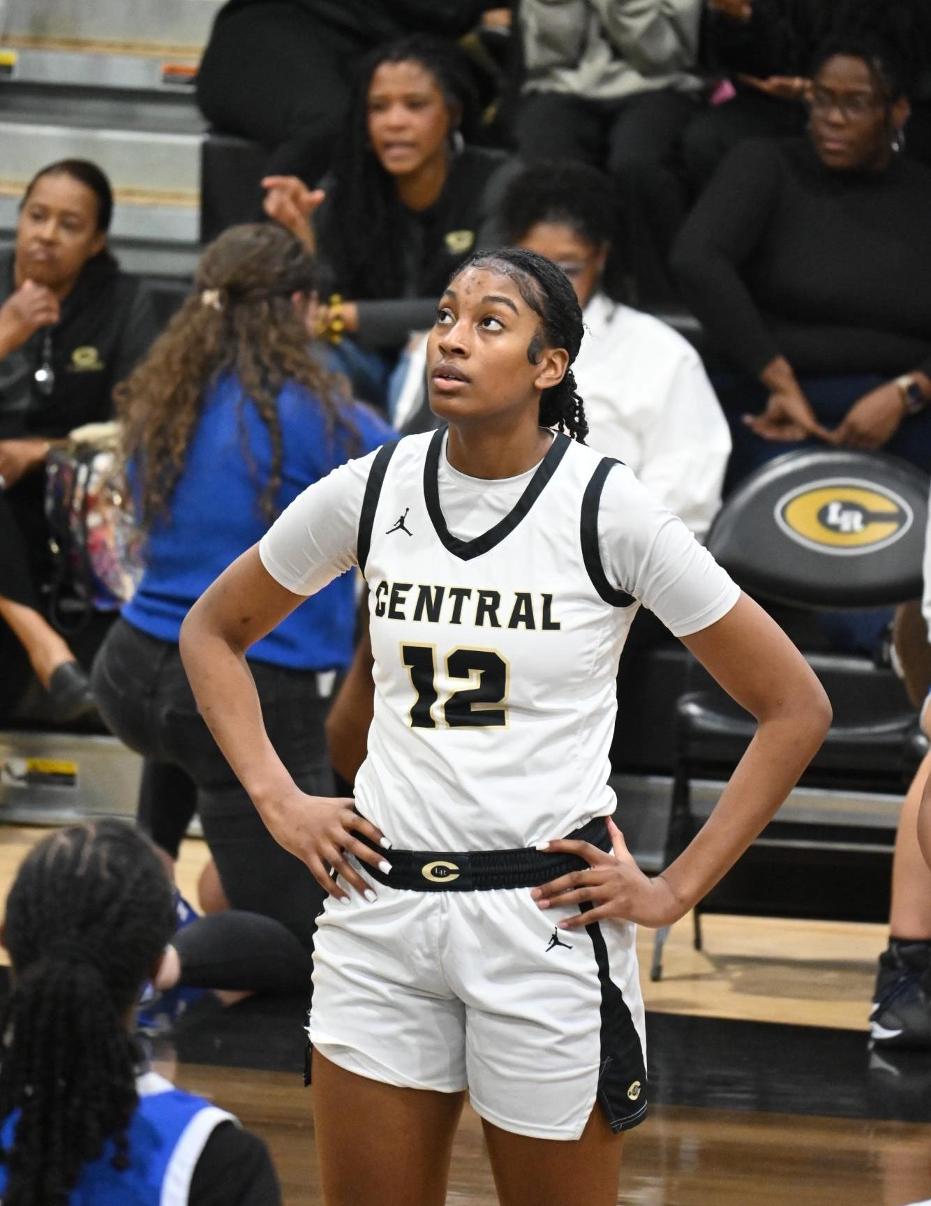 Junior Jada Crawford stands with her
hands on her hips, looking up
as she waits for the next play to
develop. She showed focus and
determination after pushing
through tough moments earlier
in the game.